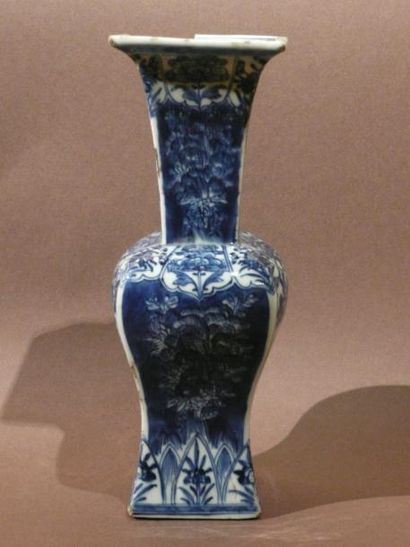 null Petit vase en porcelaine bleu blanc accidenté au col. Chine. Haut.: 24 cm