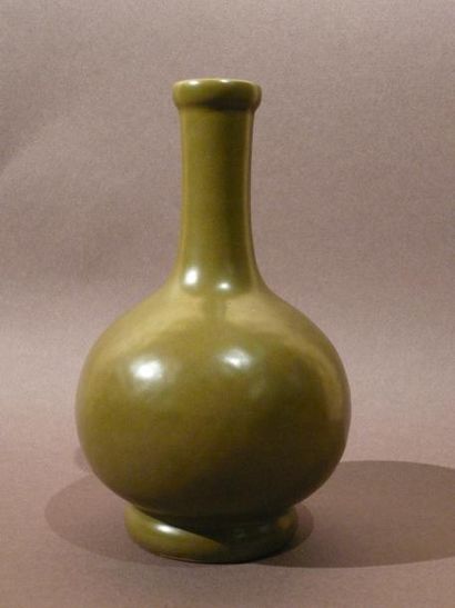 null Un vase en porcelaine à couverte "olive" porte une marque en relief au revers...