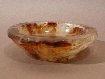 Gabriel ARGY-ROUSSEAU (1885 -1953) Coupe en pâte de verre, décor ambre sur fond translucide....