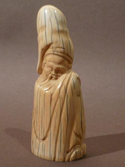 null Sculpture en ivoire sculpté représentant un personnage barbu. Travail d'extrême...