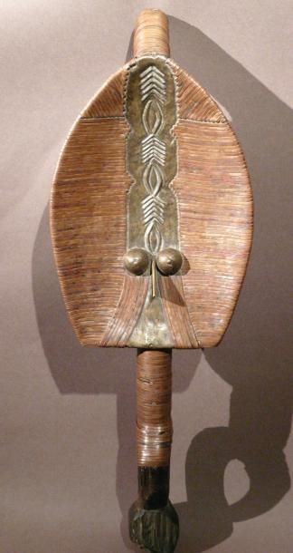 null Reliquaire Kota en bois sculpté et application de cuivre. Ancien travail africain....