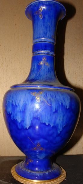 null Sèvres Vase de forme balustre en porcelaine à fond bleu nuagé décoré d'un semis...