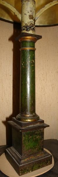 null Pied de lampe en forme de colonne, en tôle laquée vert. Vers 1820 (manques,...
