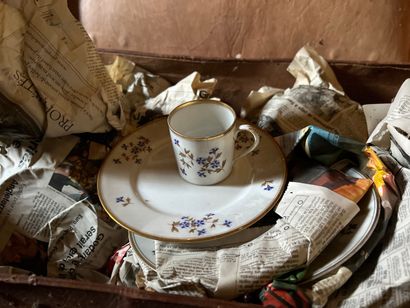 null Partie de service à thé et café en porcelaine de Limoges à décor au barbeau


Provenance...