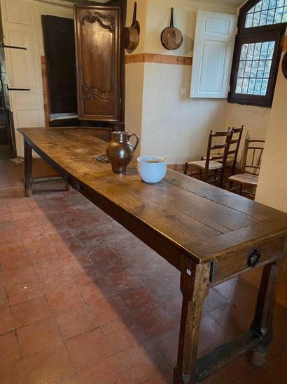 null Community table in natural wood with two drawers, old rustic work


(Feet raised,...