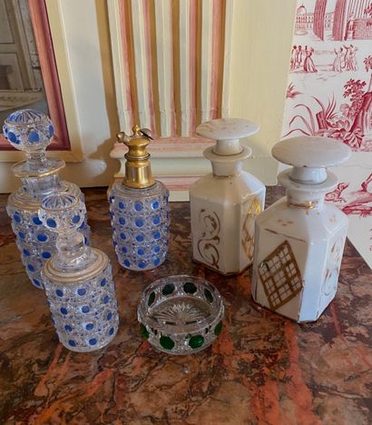 null Lot of glass and porcelain bottles and cut crystal


19th century


Height of...