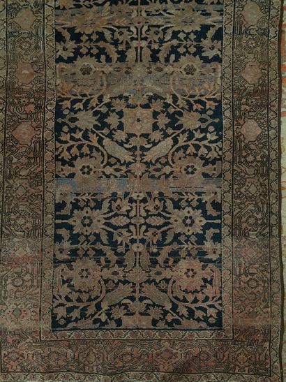 null Oriental carpet with black background and flower decoration (wear)


189 x 106...