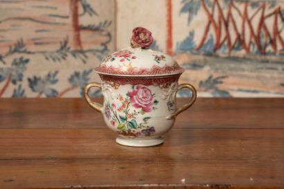 null Covered pot in white porcelain with polychrome decoration of flowers, fretel...