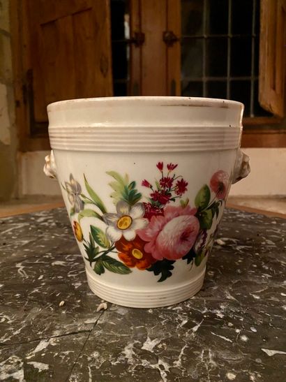 null White porcelain vase with painted polychrome decoration of flowers (Chips)


19th...