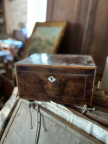 Veneer box (Acc and traces of use) 
19th...
