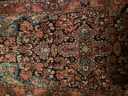 null Oriental carpet with polychrome plant motif on a red background


330 x 154...
