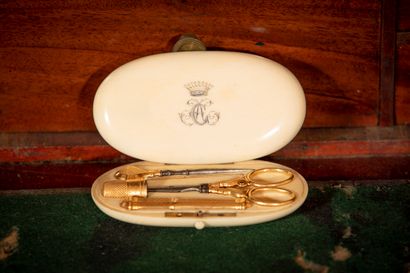 null Sewing kit in yellow gold 18 k (750 thousandths) in its ivory case monogrammed...