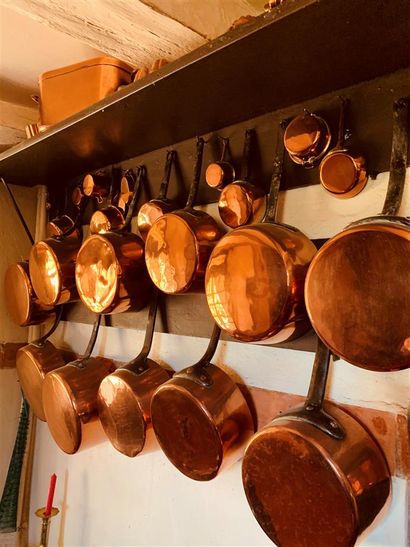 null Important collection of copperware: about 40 pans of all sizes, salmon dishes,...