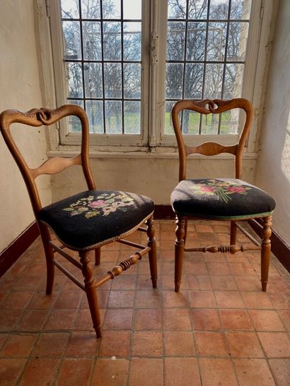 null Pair of chairs in molded natural wood, seat upholstered in small dots with roses...