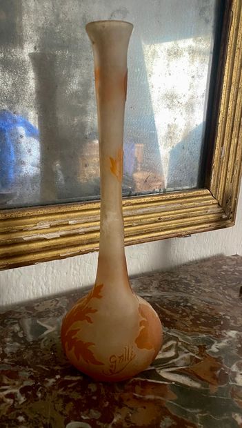 null Establishment Gallé


Vase soliflore out of glass with high neck and low body,...