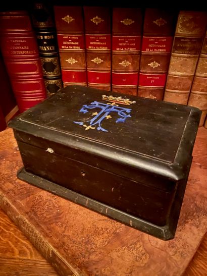 null Blackened wood case decorated with a monogram stamped with a baron's tortil.


19th...