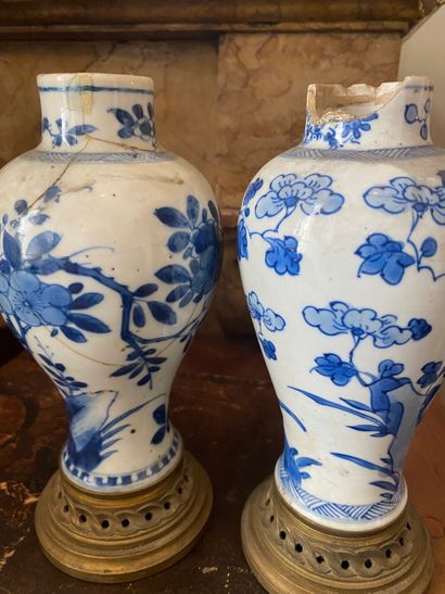 null Two cassolettes that can form a pair, in white and blue Chinese porcelain decorated...