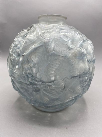 null ESPAIVET XXe siècle


Vase boule Art Déco en verre moulé préssé dépoli à décor...