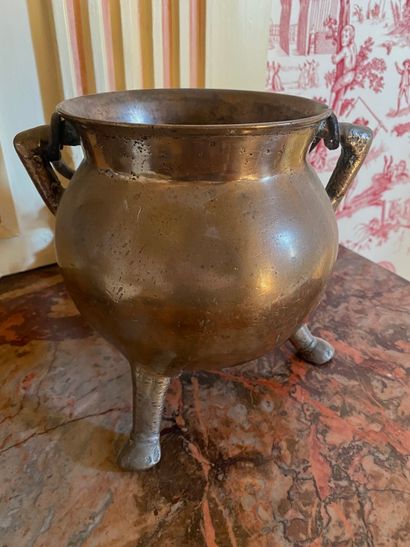 null Tripod bronze cauldron


19th century


Height : 18 cm





Provenance : château...