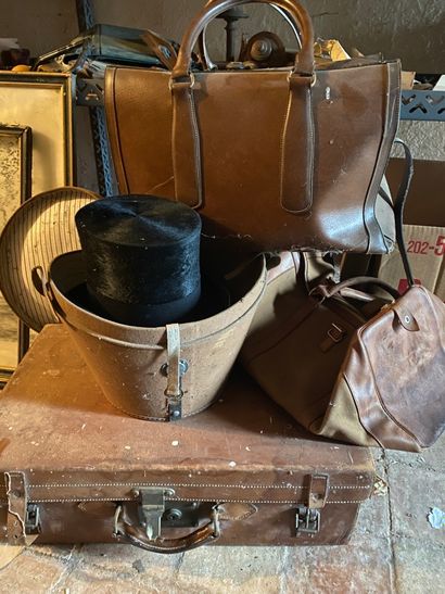 null Lot comprenant : valise ancienne gaînée de cuir fauve, boîte à chapeau, sac...