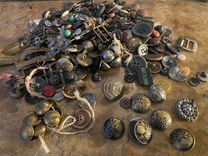 null Lot of buttons and miscellaneous and livery buttons


Provenance: castle of...