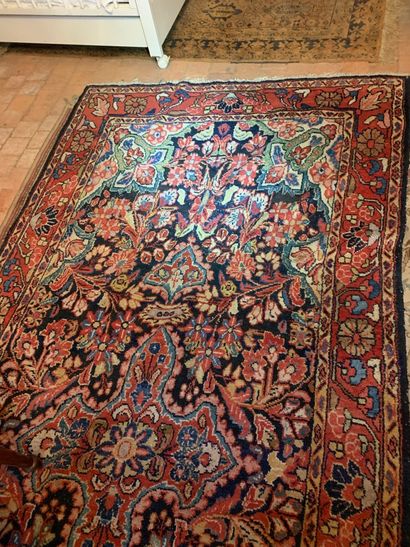 null Oriental carpet with polychrome plant motif on a red background


330 x 154...
