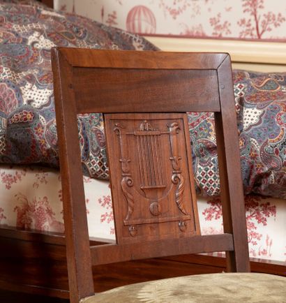 null Two mahogany and mahogany veneer chairs with straight back, carved with a lyre...