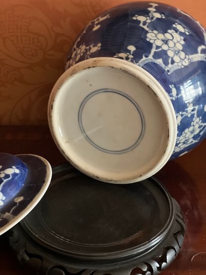 null Potiche couverte en porcelaine de Chine à décor bleu blanc de prunus

Hauteur...