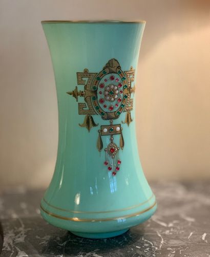 null Vase à panse concave en verre de couleur vert pastel à décor de filet doré et...