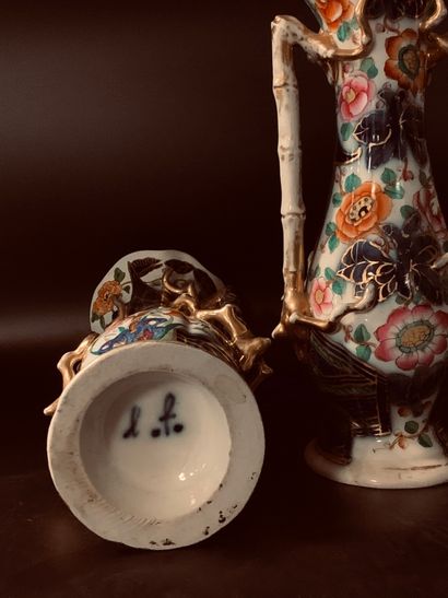 null Paire de vases en porcelaine de Bayeux à décor d'oiseaux et de fleurs.

XIXe...