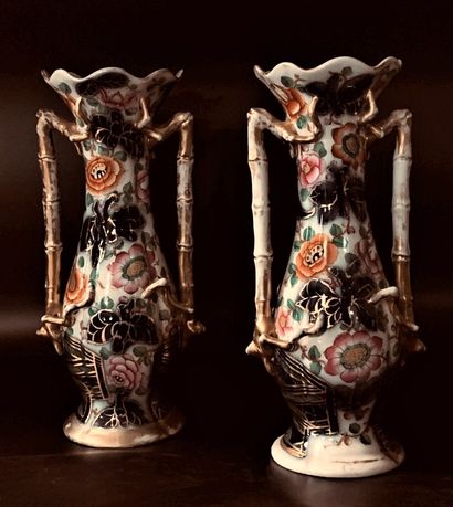 Paire de vases en porcelaine de Bayeux à...
