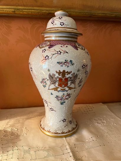 null Vase en porcelaine à décor polychrome de fleurs et d'armoiries

Hauteur : 33...