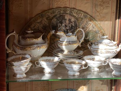 null Service à thé en porcelaine de Paris à décor doré de rinceaux stylisés comprenant...