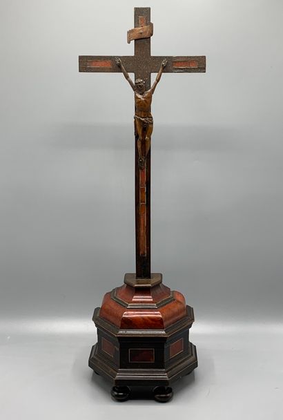 null Christ janséniste en bois sculpté. Sur une croix plaquée d'écaille teintée rouge...
