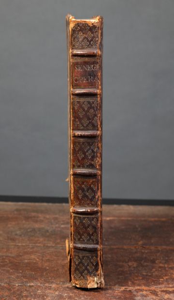 null Un volume Sénèque, Paris 1626, Rhétorique, les plats et dos à semis de fleurs...