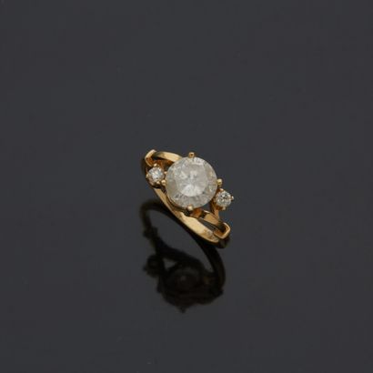 null Bague or jaune 18 k (750 millièmes) sertie d'un diamant d'environ 2 carats épaulé...