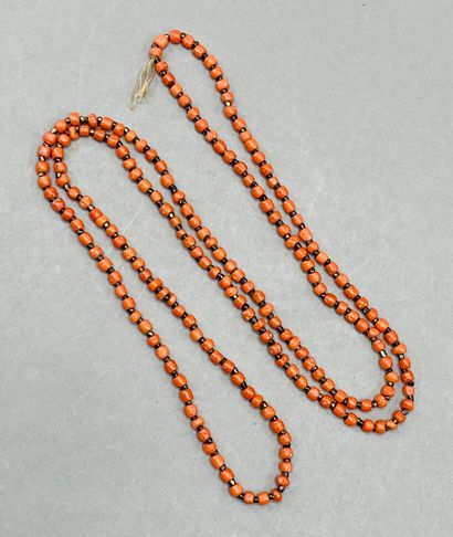 null Collier de petites perles de corail rouge et perles noires en alternance