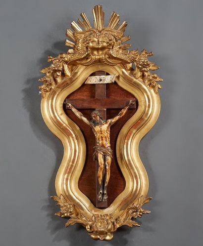 null Christ en ivoire sculpté et patiné dans un cadre de forme violonée en stuc doré...