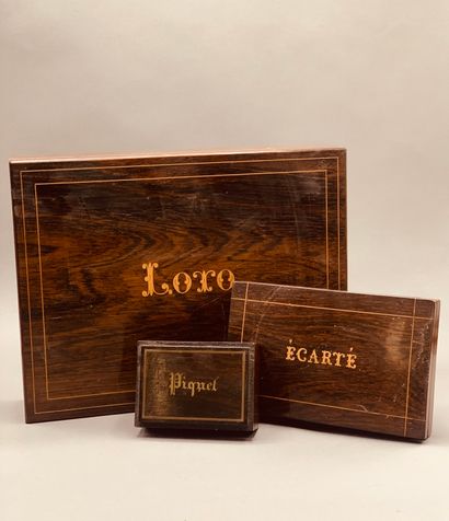 null Trois boîtes à jeux romantiques dont :

Une boîte inscrit "Piquet" en placage...