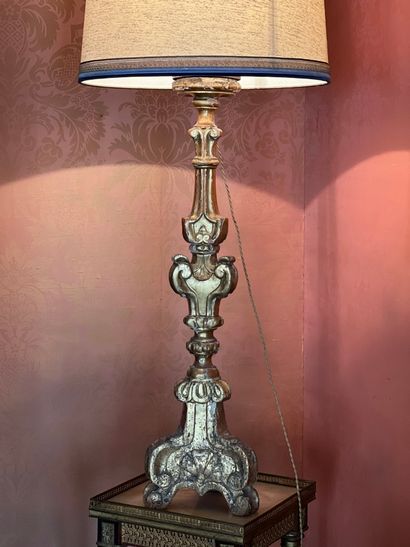 null Pique-cierge monté en lampe en bois sculpté et doré (éclats et usures) 

XVIIIe...