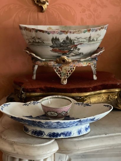 null Lot d'objets en porcelaine de Chine comprenant, une coupd, une jardinière et...