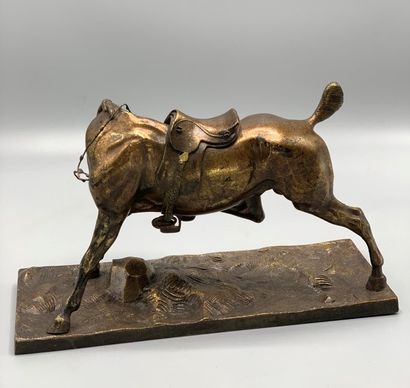 null Ecole XXe siècle

Cheval harnaché

Bronze à patine brune.

Hauteur : 14 cm -...