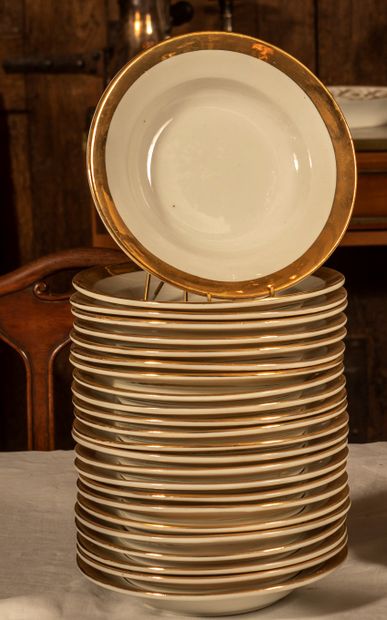 null 
Partie de service d'assiettes en porcelaine blanche à décor doré. XIXe siècle...