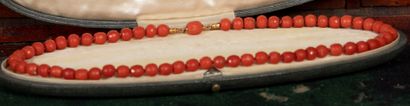 null 
Collier en perles facettées de corail rouge, fermoir en or jaune.




XIXe...