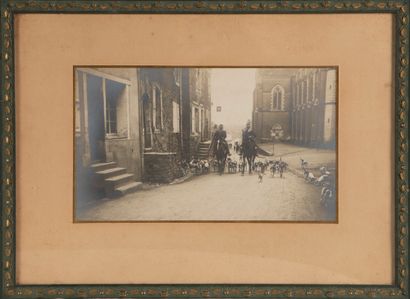  Lot of two old photographs: 
Photograph...