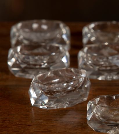 null 
Suite of eight saltcellars in crystal.




Height: 2.4 cm - Length: 5.5 cm

Provenance...
