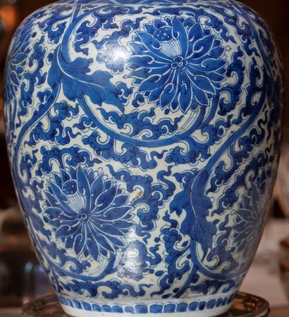 null 
Potiche couverte en porcelaine de Chine à décor en bleu sur fond blanc de fleurs...