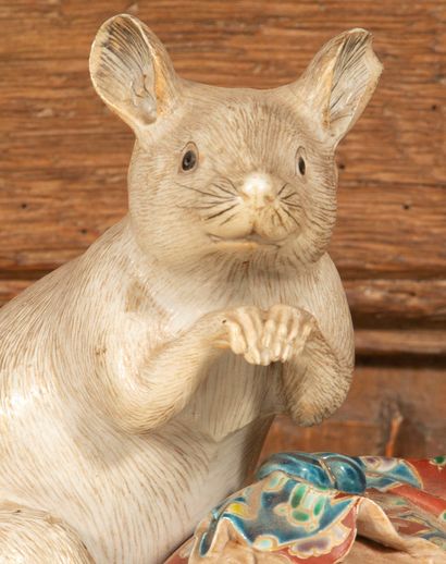 null 
Sculpture en porcelaine polychrome représentant un rat mangeant une graine....