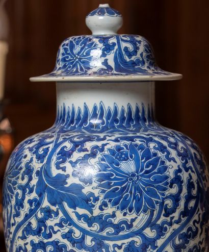null 
Potiche couverte en porcelaine de Chine à décor en bleu sur fond blanc de fleurs...