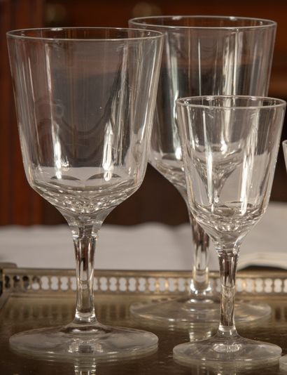 null 
Partie de service de verres en cristal comprenant :




- 22 verres à eau




-...